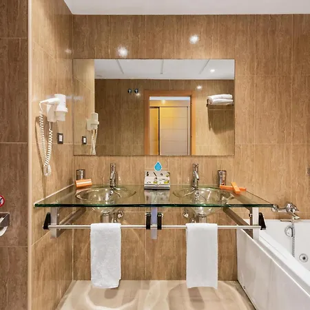 3 Bedroom Beautiful In Apartamento Estepona